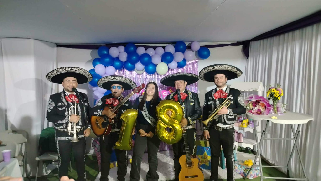 Mariachi con trajes de charro auténticos mexicanos