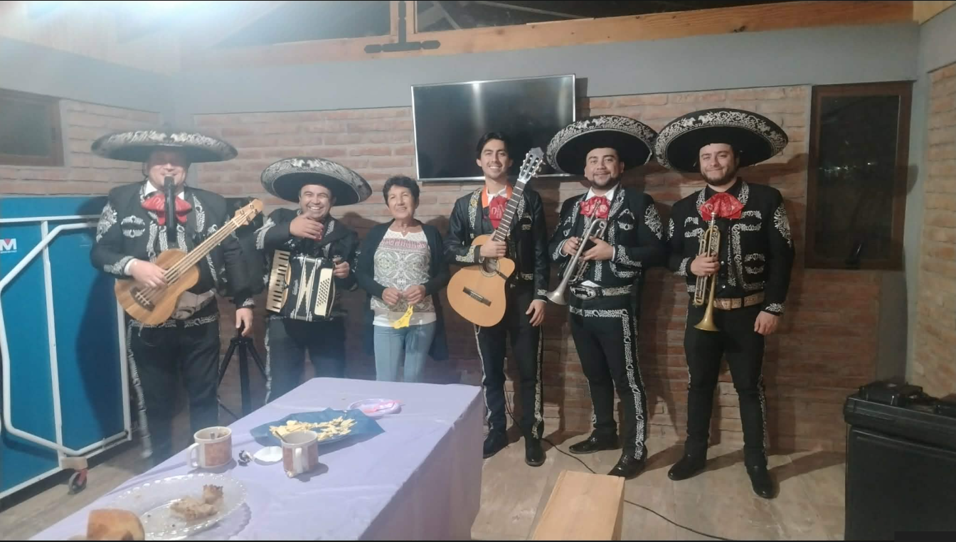 Mariachis con trompetas tocando rancheras en vivo