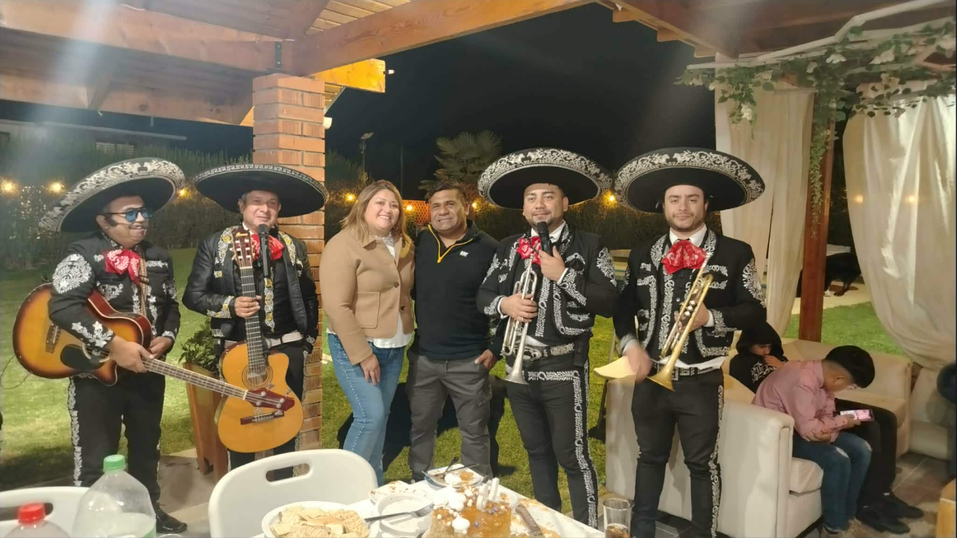 Mariachis con vestimenta original mexicana en evento