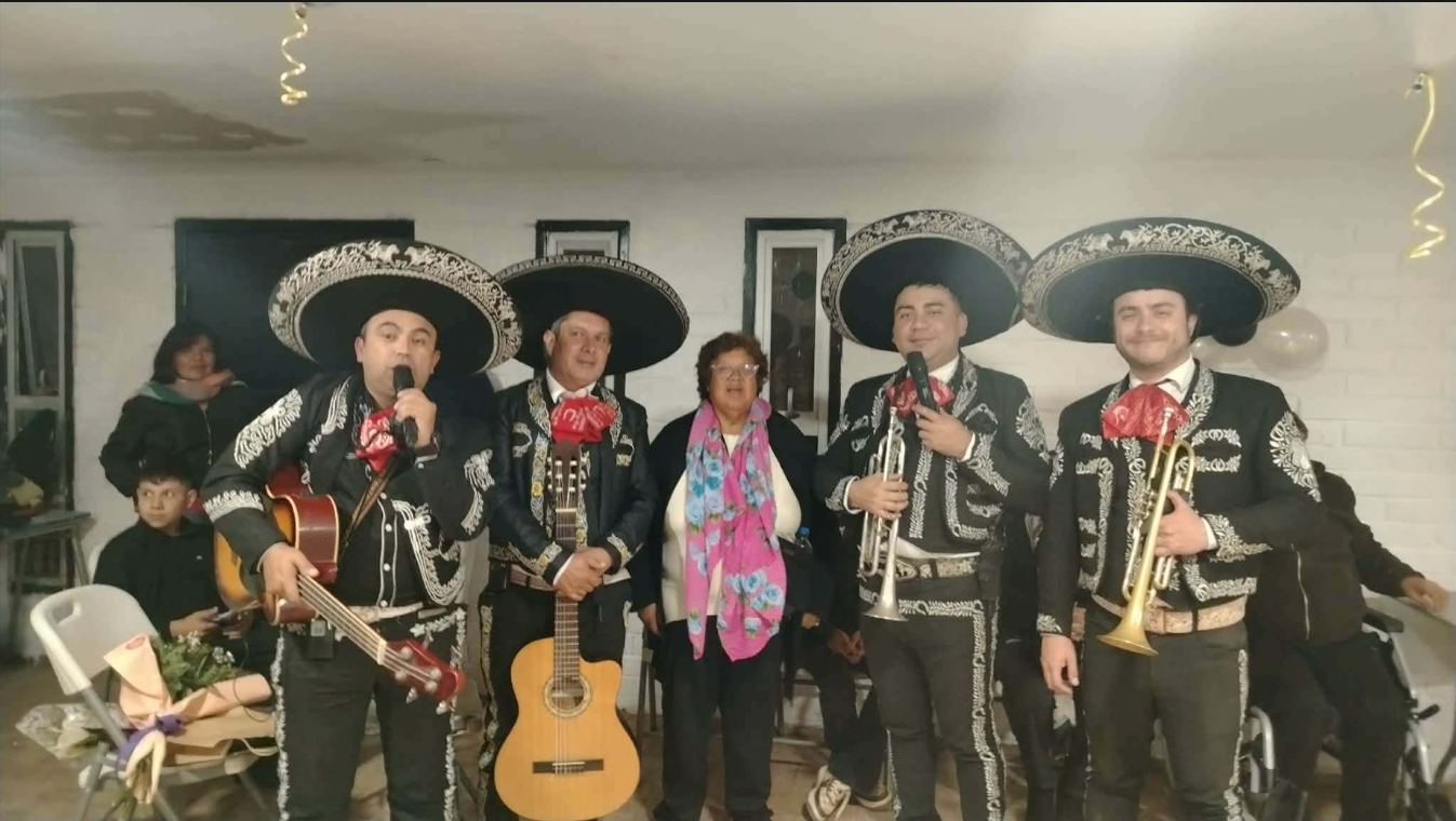Mariachi tocando guitarrón en serenata tradicional