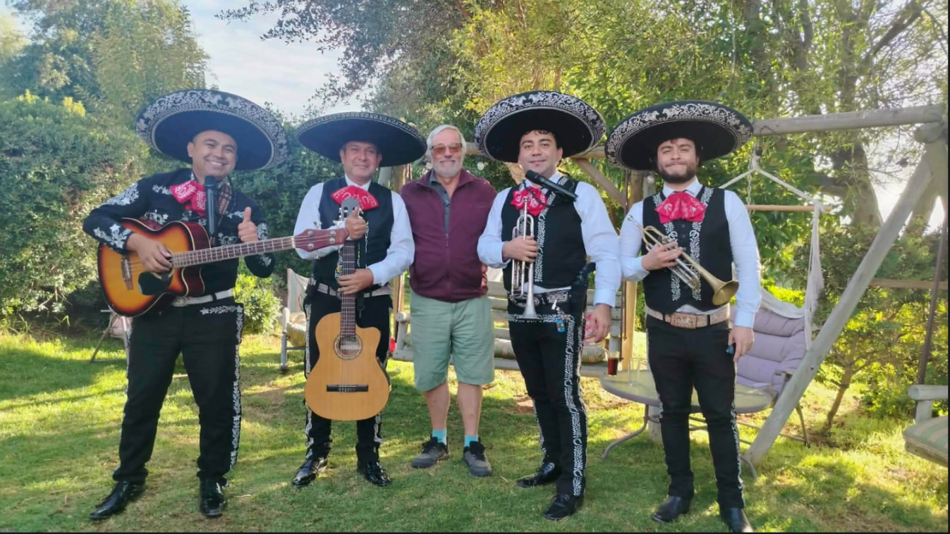 Mariachi cantando ranchera mexicana en vivo