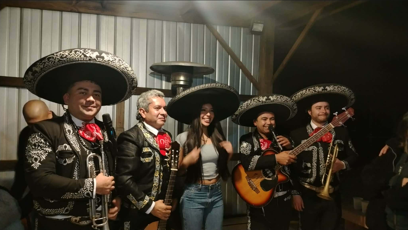 Mariachi con amplificación profesional JBL inalámbrica